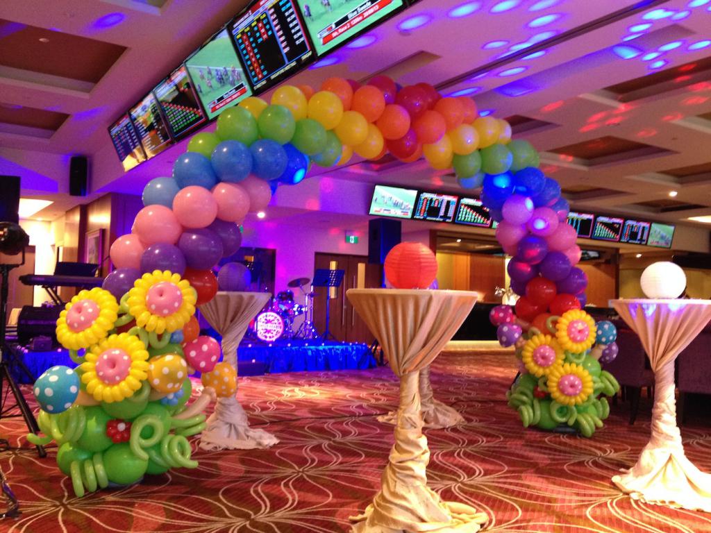 праздничный зал с цветами и шариками