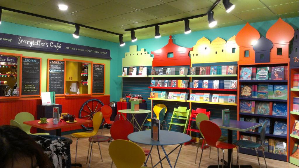 книжные стеллажи в интерьере детского кафе